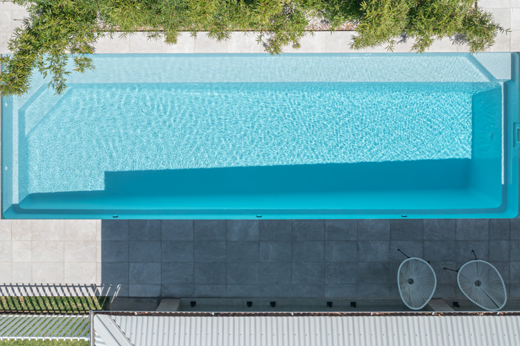 hampton-lap-pool-10m-silver-pearl-sparkle-galleryimage-1.jpg