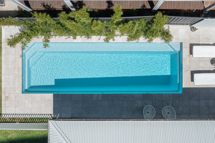 hampton-lap-pool-10m-silver-pearl-sparkle-galleryimage-2-1.jpg